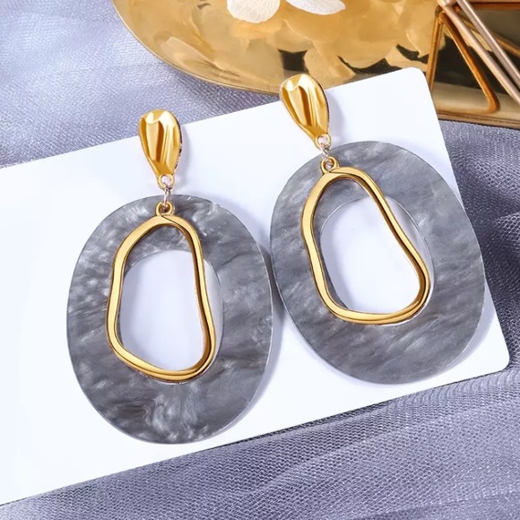 Jewelry - ⚜️[𝟯/$𝟮𝟴]⚜️Big Gray Oval Acrylic Earrings NEW